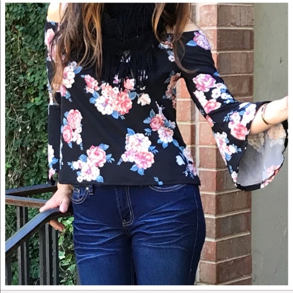 Bell sleeves floral top - Picture 7 of 8